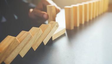 upadające drewniane klocki 