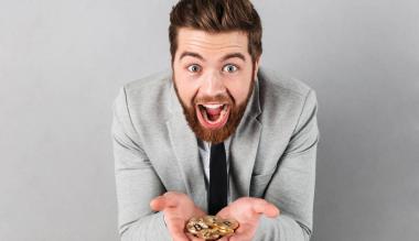 mężczyzna z monetami bitcoina