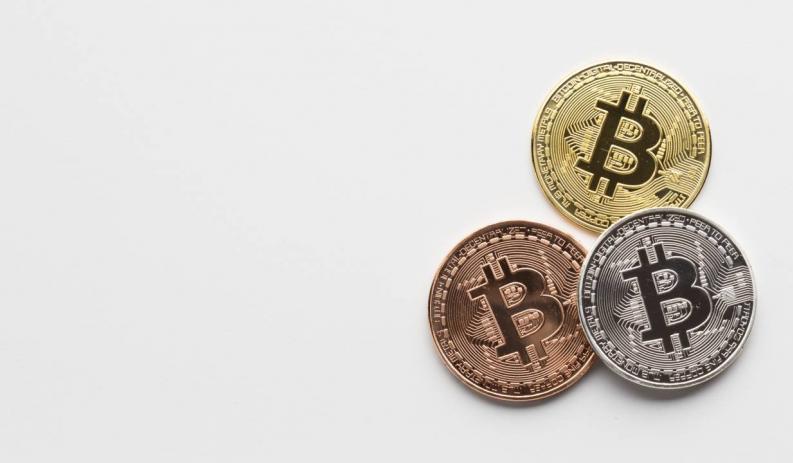 trzy monety bitcoin