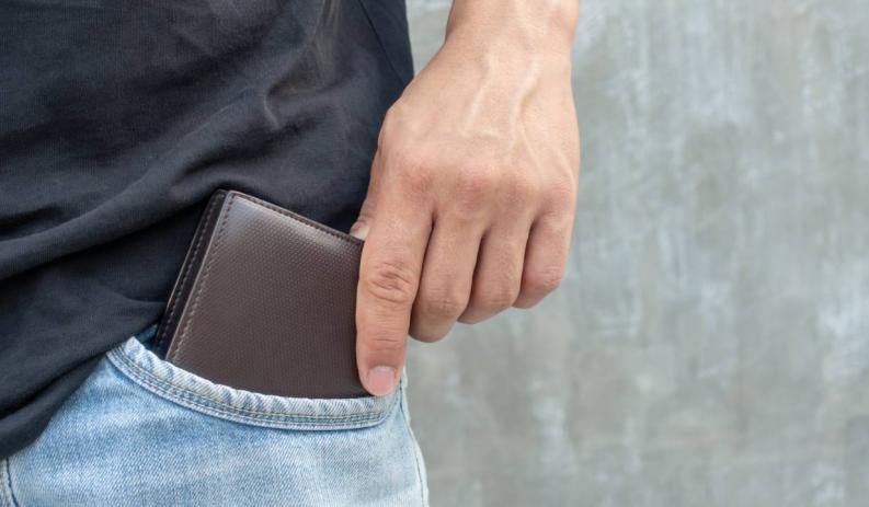 mężczyzna z portfelem w kieszeni